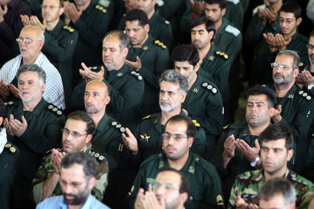 سرلشکر فیروزآبادی می گوید نیروهای نظامی در ایران آماده اند از اقتصاد خارج شوند