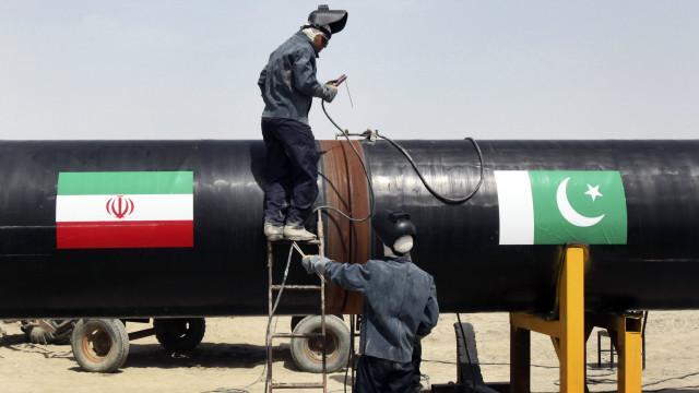 انتقال گاز از ایران روی میز دولت پاکستان نیست