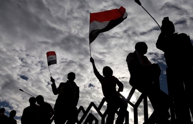 مردم یمنی پرچم این کشور را به احتزاز در آوردند - عکس رویترز