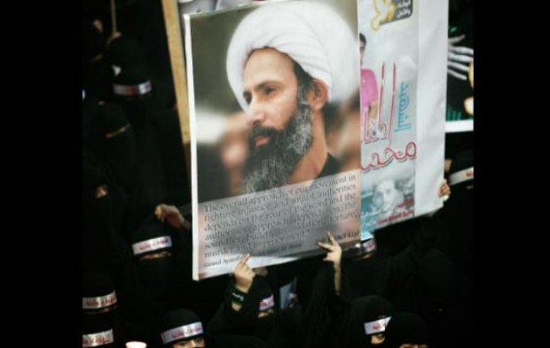 تظاهرکنندگان باتصویری از شیخ نمر - عکس از اسوشیتدپرس