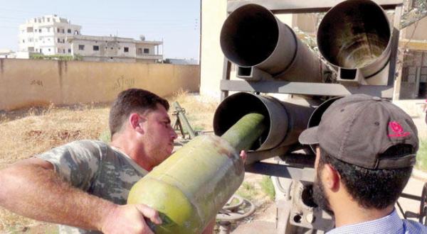 مبارزانی از مخالفان سوری در حال آماده سازی پرتاب موشک به سوی شهرک الفوعه در استان ادلب – عکس از خبرگزاری آناتولی