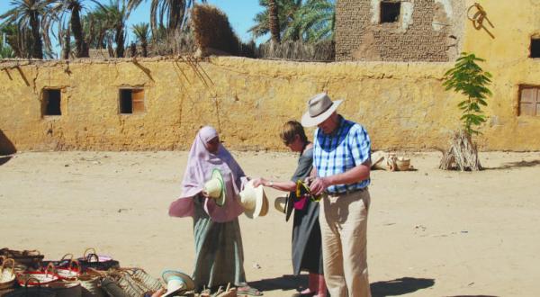 گردشگران غربی در یکی از ایستگاه های صحرانوردی در آبادی های مصر – عکس از الشرق الأوسط