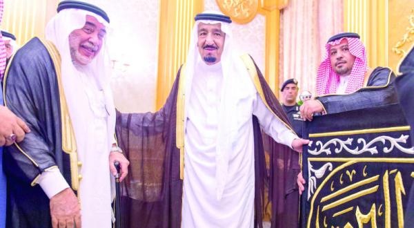 پادشاه عربستان سعودی به هنگام تحویل دادن پوشش کعبه به خادم بیت الله الحرام – عکس از خبرگزاری عربستان سعودی