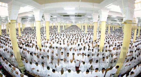 میلیون ها نفر از حجاج در حال ادای نماز ظهر و عصر در مسجد الخیف در منا – عکس از احمد حشاد