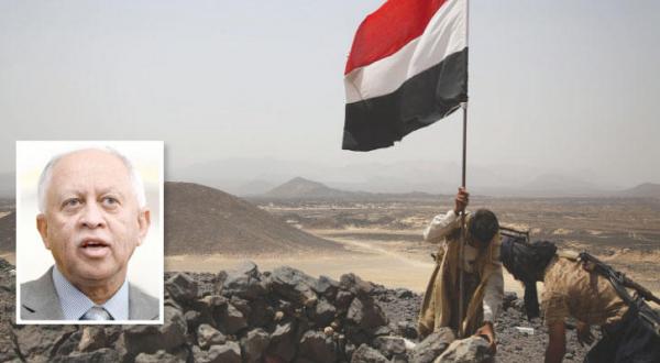 مقاومت مردمی حامی حکومت مشروع یمن در حال بر افراشتن پرچم یمن بر روی یکی از مواضعی که از شورشیان حوثی در استان مأرب باز پس گرفته اند؛ ریاض یاسین (در گوشه تصویر) – عکس از خبرگزاری فرانسه