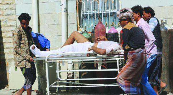 یمنی ها در حال حمل یک شهروند که طی درگیری ها بین مقاومت حامی مشروعیت و شورشیان حوثی در تعز زخمی شد – عکس از خبرگزاری فرانسه