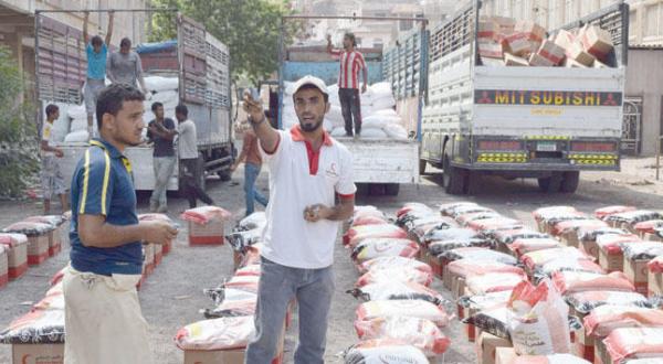 یمنی ها در حال آماده کردن کمک های غذایی که سازمان صلیب سرخ به عدن آورده بود جهت توزیع آن ها به مردم شهر – عکس از خبرگزاری فرانسه