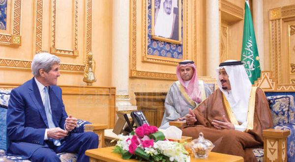 پادشاه عربستان سعودی به هنگام دیدار با جان کری وزیر خارجه آمریکا و رایزنی درباره سوریه و فلسطین – عکس از بندر الجلعود