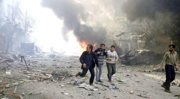 نجات یافتگان از بمباران خونینی که منجر به قتل عامی در شهر دوما در سوریه شد – عکس از رویترز