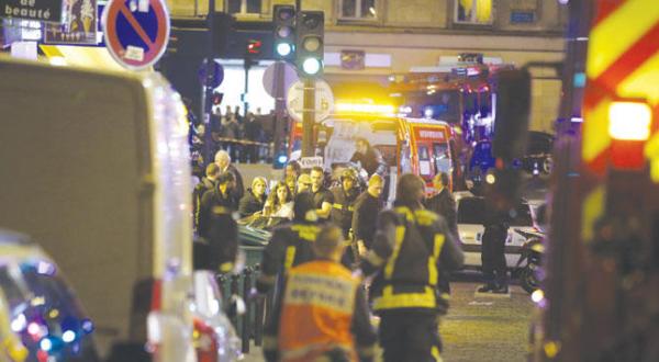 پلیس فرانسه با شتاب به سوی یکی از مکان های هدف قرار گرفته در پایتخت فرانسه می رود – عکس از خبرگزاری فرانسه