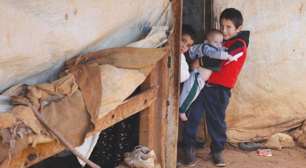 کودکان آواره سوری در حال بازی کردن در نزدیکی خیمه خود در اردوگاه موقت در شهرستان طیبه در شرق دشت بقاع در لبنان – عکس از خبرگزاری فرانسه