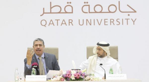 خالد بحاح نخست وزیر یمن (چپ) و حسن رشید الدرهام رئیس دانشگاه قطر در دوحه – عکس از رویترز