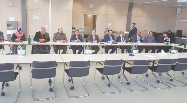  حضور هیئت دولتی یمن در مذاکرات و غیبت هیئت حوثی و صالح در سالن گفتوگوهای اصلی در تفریحگاه ماکولان در سوئیس 