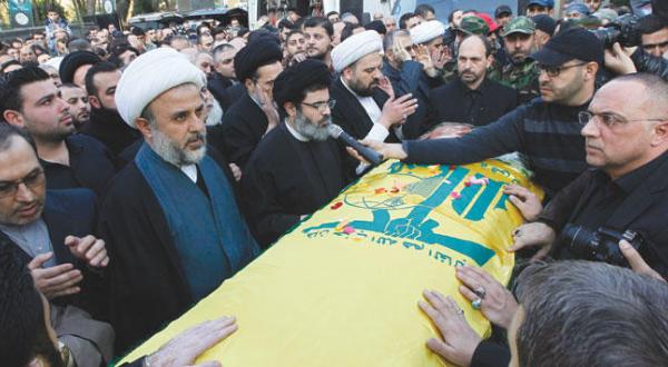 اعضای حزب الله در حال تشییع جنازه سمیر القنطار در بیروت – عکس از آژانس عکس خبری اروپا 