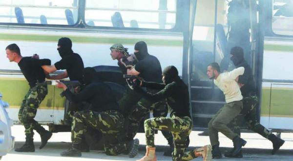  عناصری از نیروهای امنیتی وابسته به حماس در حال انجام رزمایش نظامی طی مراسم فارغ التحصیلی در غزه – عکس از خبرگزاری فرانسه