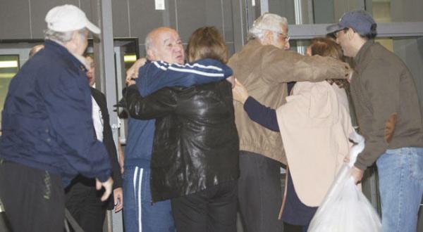 خانواده ها و دوستان پنج آمریکایی آزاد شده از سوی تهران در مرکز هاوستون در تگزاس از آن ها استقبال می کنند – عکس از رویترز