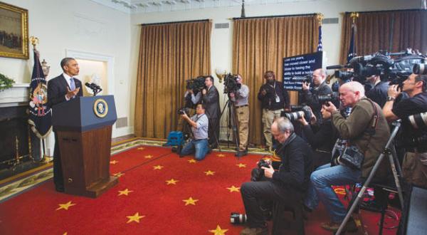 باراک اوباما رئیس جمهور آمریکا در حال سخنرانی برای روزنامه نگاران در کاخ سفید – عکس از آژانس عکس خبری اروپا
