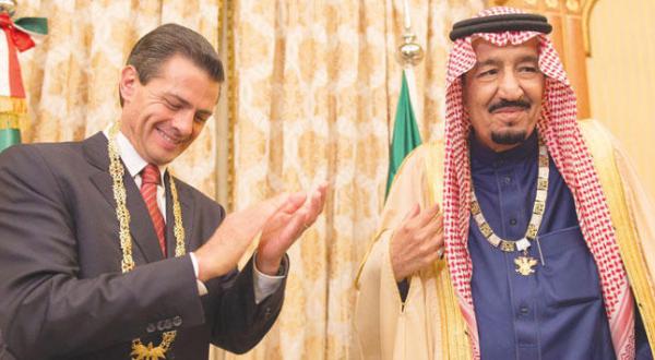 ملک سلمان بن عبد العزیز پادشاه عربستان سعودی و انریکه پنیا نیتو رئیس جمهور مکزیک پس از تبادل مدال در ریاض – عکس از خبرگزاری عربستان سعودی