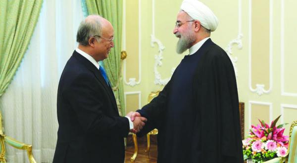 حسن روحانی رئیس جمهور ایران به هنگام استقبال از یوکیا امانو مدیر کل آژانس بین المللی انرژی هسته ای در تهران – عکس از آژانس عکس خبری اروپا