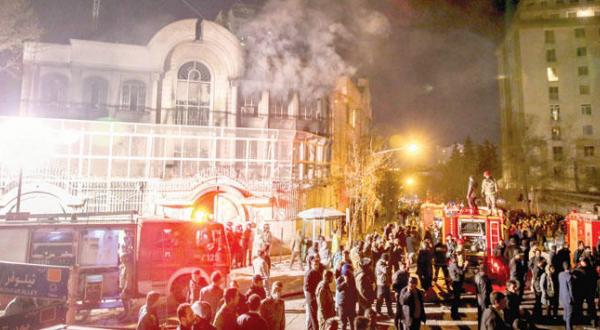 زبانه کشیدن آتش از ساختمان سفارت عربستان سعودی در تهران پس از حمله به آن – عکس از آسوشیتد پرس