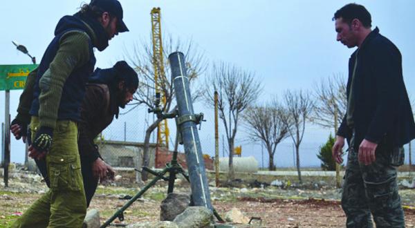 عناصری از ارتش آزاد سوریه در حال نبرد با سلاح سنگین در رویارویی با «داعش» در حومه حلب – عکس از گیتی