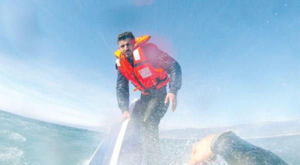 عکسی که نیروی گارد ساحلی ترکیه منتشر کرد و عملیات نجات یک مهاجر سوری که قایق او و همراهانش واژگون شده بود را نشان می دهد.. گزارش ها حاکی از غرق 27 نفر در اثر واژگونی قایق است – عکس از آژانس عکس خبری اروپا