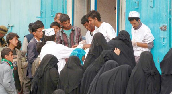 داوطلبان در حال توزیع کمک ها در صنعا پایتخت یمن – عکس از خبرگزاری فرانسه