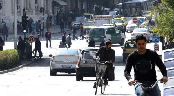 سوری ها در حال گشت و گذار در یکی از خیابان های دمشق در اولین روز آتش بس – عکس از خبرگزاری فرانسه