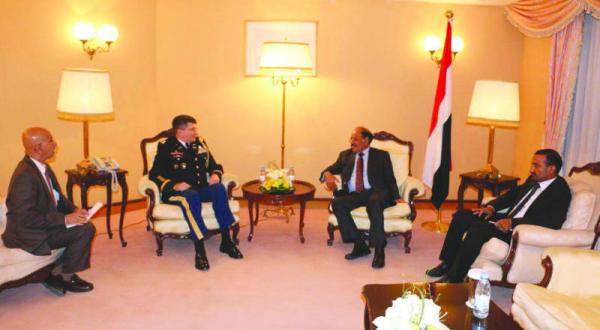 ژنرال علی محسن الاحمر هنگام استقبال از دیوید کوبز وابسته نظامی آمریکا در یمن و معاون او در مقر اقامت موقت خود در ریاض – عکس از سبا