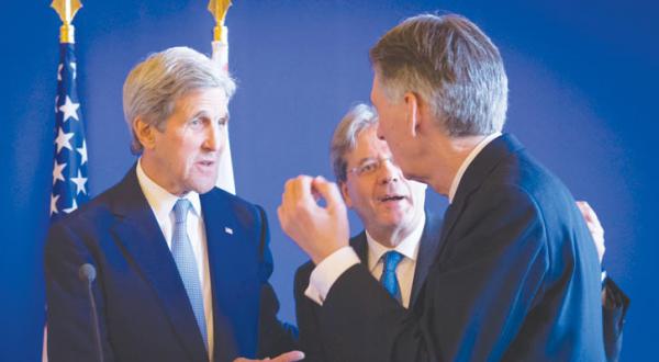 از راست: وزیران خارجه انگلستان و ایتالیا و آمریکا طی نشست خود در پاریس – عکس از خبرگزاری فرانسه