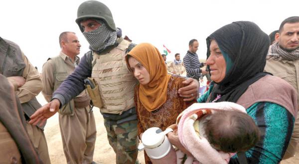 اثر خستگی و درماندگی در چهره های یک خانواده عراقی که پس از نبرد میان نیروهای عراقی و جنگجویان داعش به کردستان رسیدند – عکس از خبرگزاری فرانسه