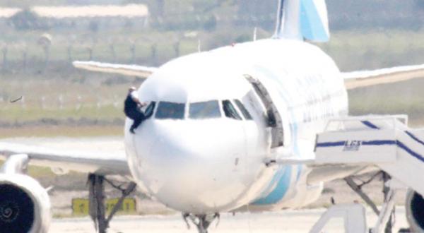 ربایش هواپیمای مصری با کمربند انفجاری جعلی