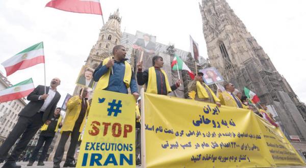 تظاهرات ایرانی ها در وین پیش از سفر رئیس جمهور این کشور به بلژیک – عکس از خبرگزاری فرانسه