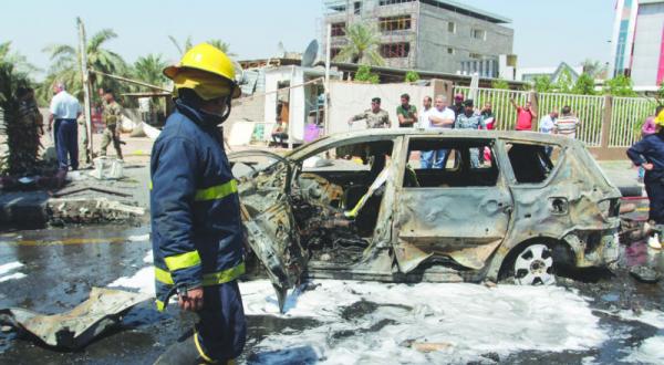 یک آتش نشان در محل انفجار یک خودروی بمب گذاری شده در بصره – عکس از رویترز