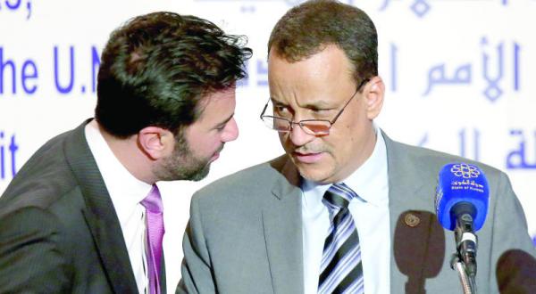 اسماعیل ولد الشیخ احمد فرستاده سازمان ملل به یمن (راست) و شربل راجی سخنگوی سازمان ملل متحد در کنفرانسی مطبوعاتی در وزارت اطلاع رسانی کویت – عکس از خبرگزاری فرانسه