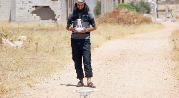یکی از مبارزان در حال آزمایش هواپیمای بدون سرنشین کوچکی در یکی از مناطق اندک تحت کنترل مخالفان سوری در حمص – عکس از خبرگزاری فرانسه