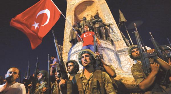 نیروهای ارتش ترکیه در میدان تقسیم در استانبول – عکس از رویترز