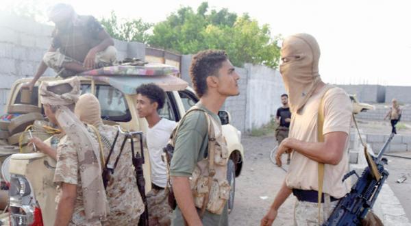 سربازان یمنی که در عملیات محاصره یک انبار مهمات متعلق به شبه نظامیان کودتاگر در عدن شرکت کردند – عکس از خبرگزاری فرانسه