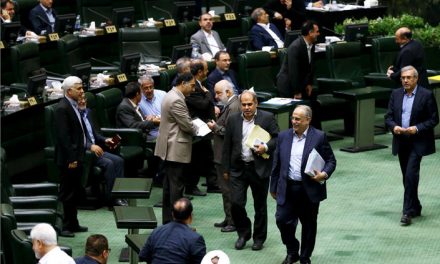 وزیر اقتصاد ایران برکنار شد