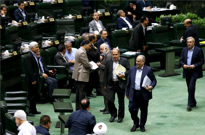 وزیر اقتصاد ایران برکنار شد