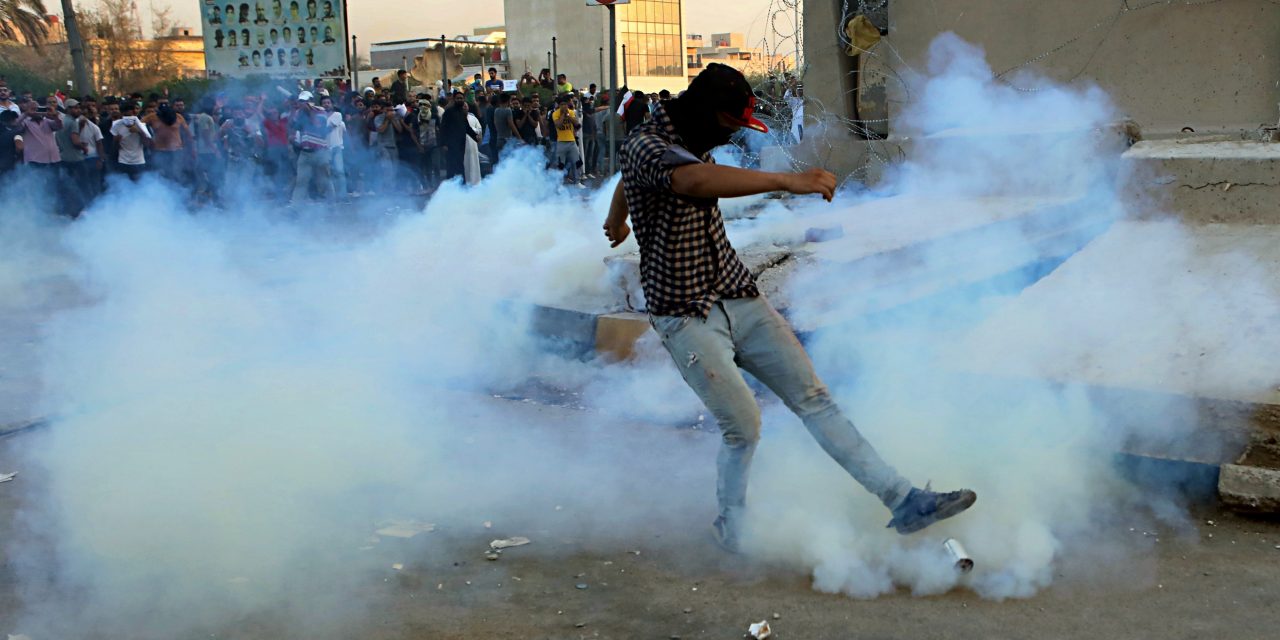 درگیری میان معترضان و ماموران امنیتی در بصره