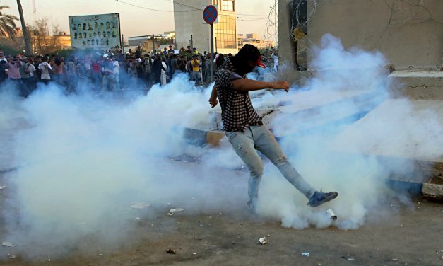 درگیری میان معترضان و ماموران امنیتی در بصره