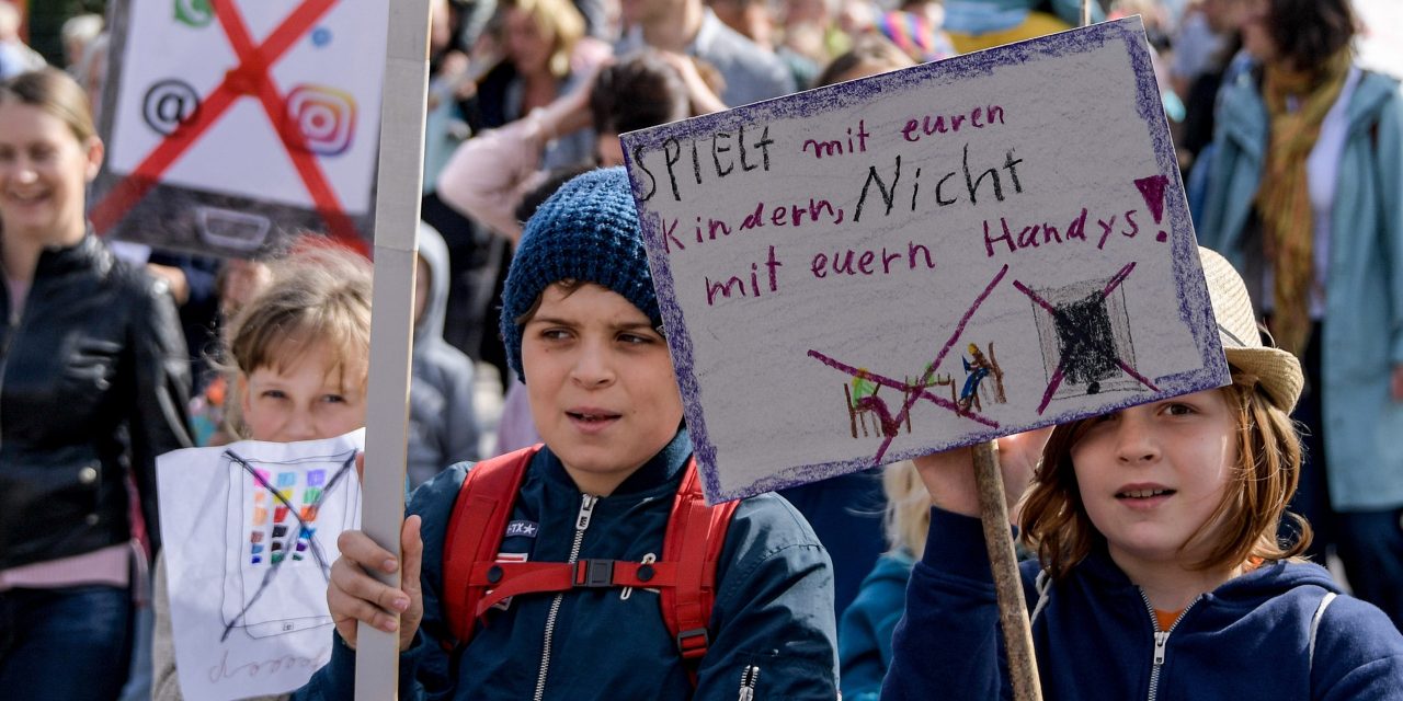 تظاهرات کودکان آلمانی علیه والدین معتاد به موبایل
