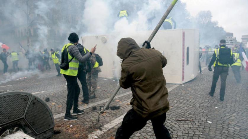 شانزلیزه به «میدان جنگ» بین تظاهرکنندگان و نیروهای امنیتی تبدیل شد