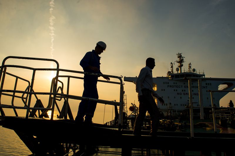 چراغ خاموش نفت‌کش‌ها؛ ادامه فروش مخفیانه نفت ایران