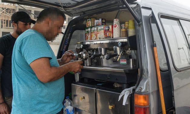 قهوه فروشان دوره‌گرد سوری در خیابان‌های قاهره به دنبال نان می‌گردند