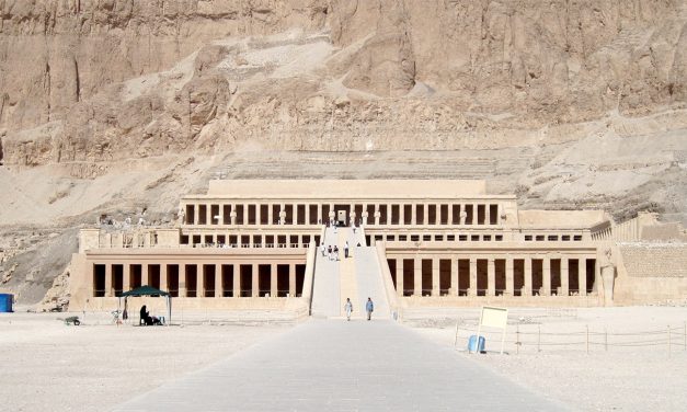 خورشید بر معبد حتشپسوت در اقصر عمود می تابد